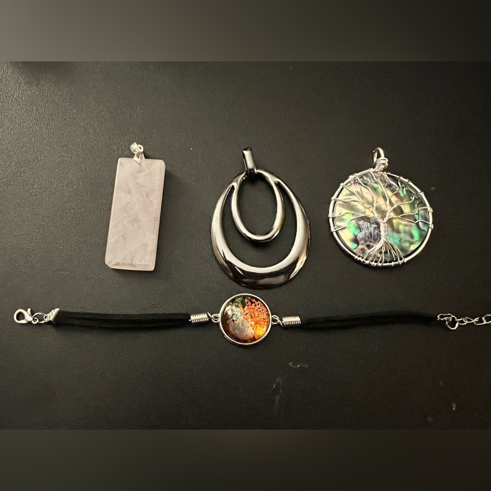 💜Lot of Pendants and a Bracelet - Lot 765